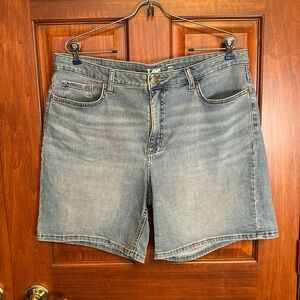 Lee Jean short midrise size 18 M